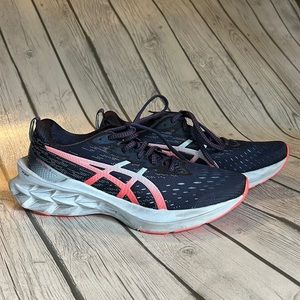 Asics Novablast 2, size 9 running shoe